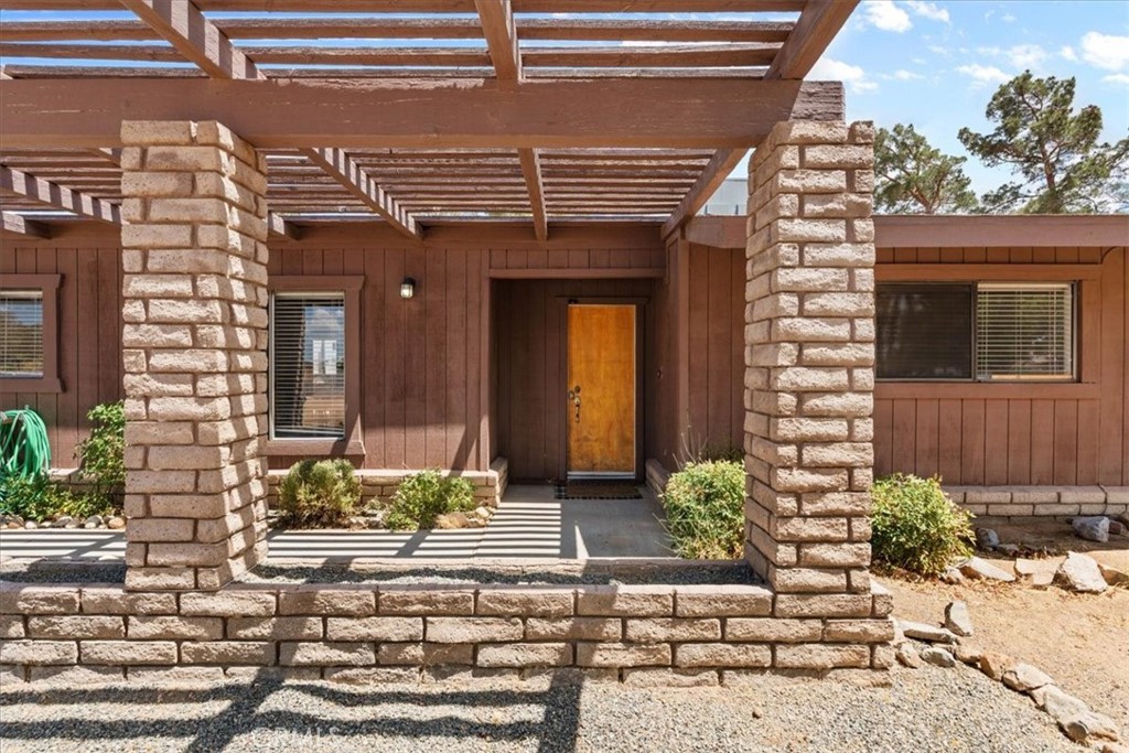 19801 Talihina Road Apple Valley, CA 92307 - Photo 4 of 28 Front Door