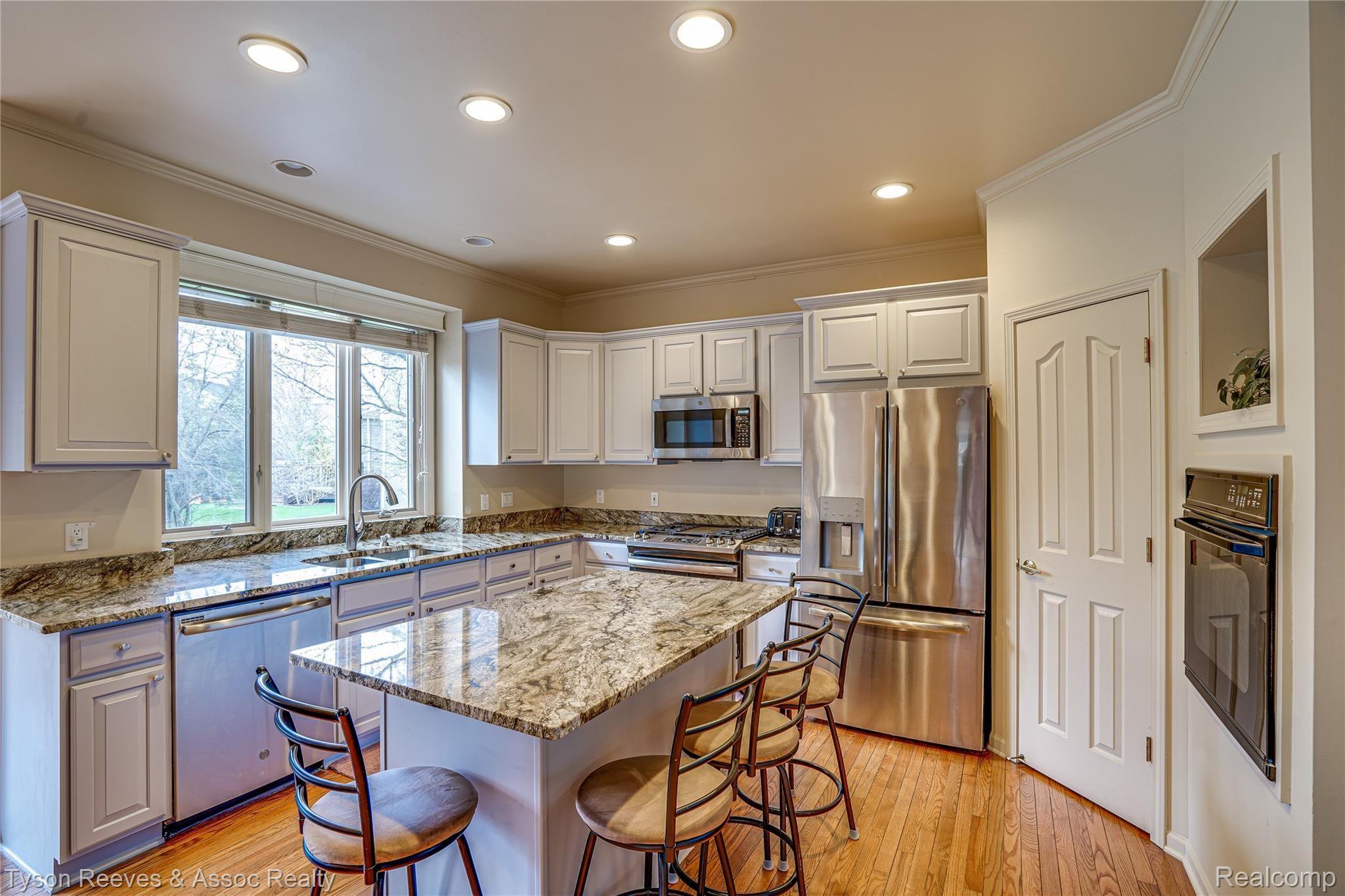 1957 Catlin Drive Rochester, MI 48306 - Photo 10 of 38 Gourmet Kitchen.jpg