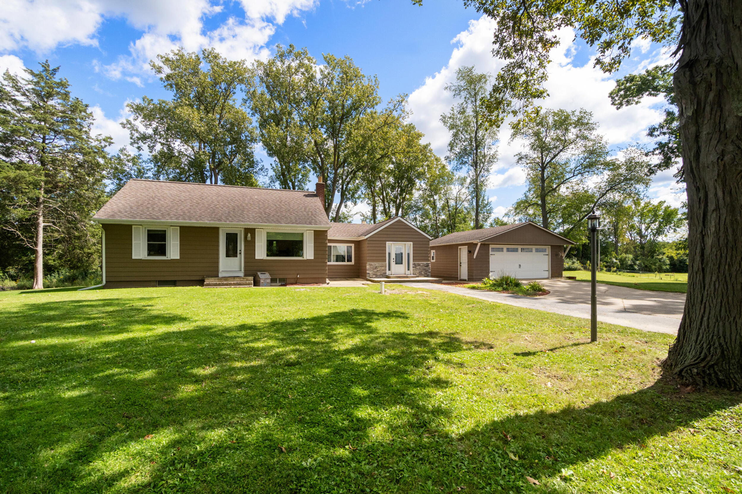 1499 Glasgow Road Jackson, MI 49201 - Photo 1 of 27 feature