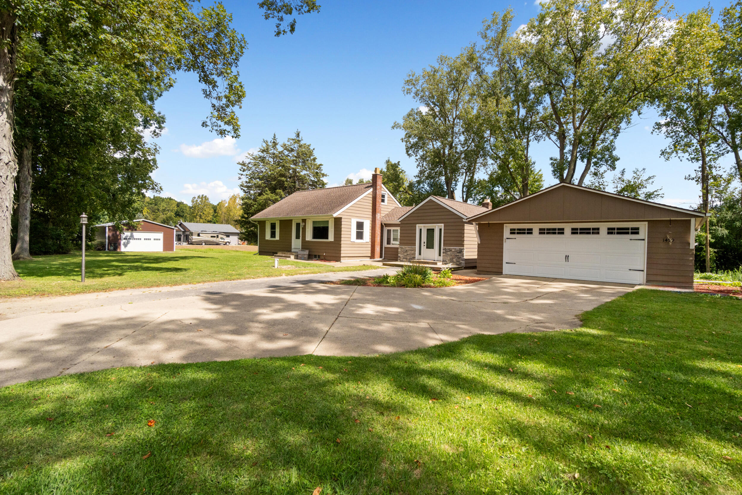 1499 Glasgow Road Jackson, MI 49201 - Photo 2 of 27 2