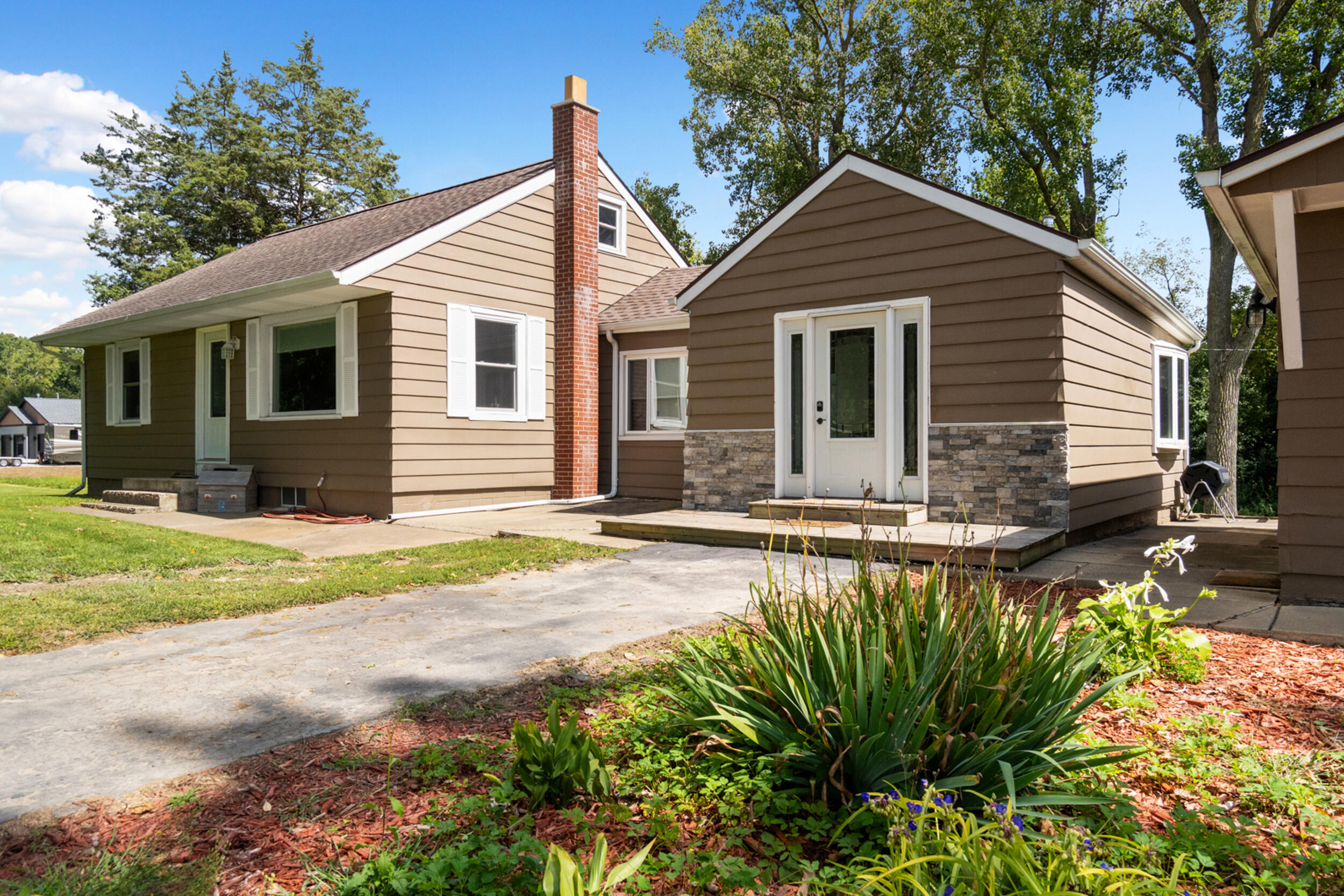 1499 Glasgow Road Jackson, MI 49201 - Photo 3 of 27 3