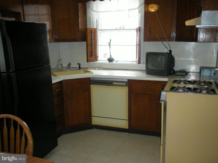 1009 Edann Road Oreland, PA 19075 - Photo 13 of 23 Kitchen