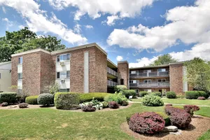$219,000 | 600 South York Street, Unit 2E, Elmhurst, IL 60126