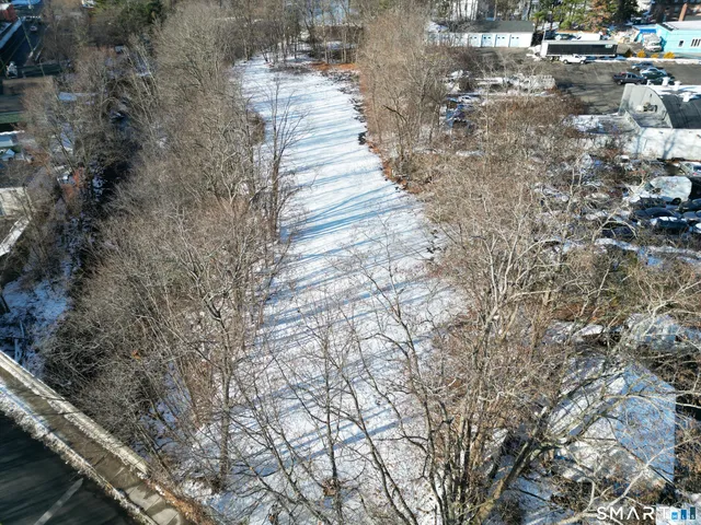 a view of entryway with a yard