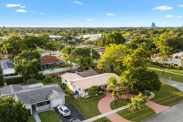 $775,000 | 1220 East Hawthorne Circle, Hollywood, FL 33021