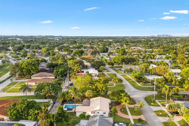 $775,000 | 1220 East Hawthorne Circle, Hollywood, FL 33021