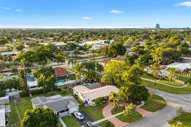 $775,000 | 1220 East Hawthorne Circle, Hollywood, FL 33021