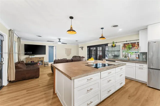 $775,000 | 1220 East Hawthorne Circle, Hollywood, FL 33021