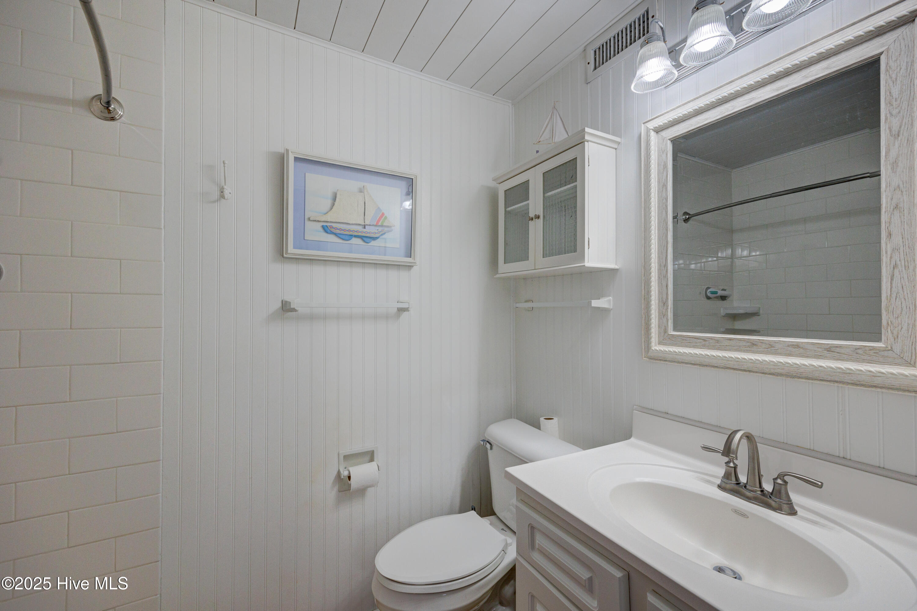1505 Salter Path Road, Unit 435 Indian Beach, NC 28512 - Photo 21 of 29 Guest Bathroom
