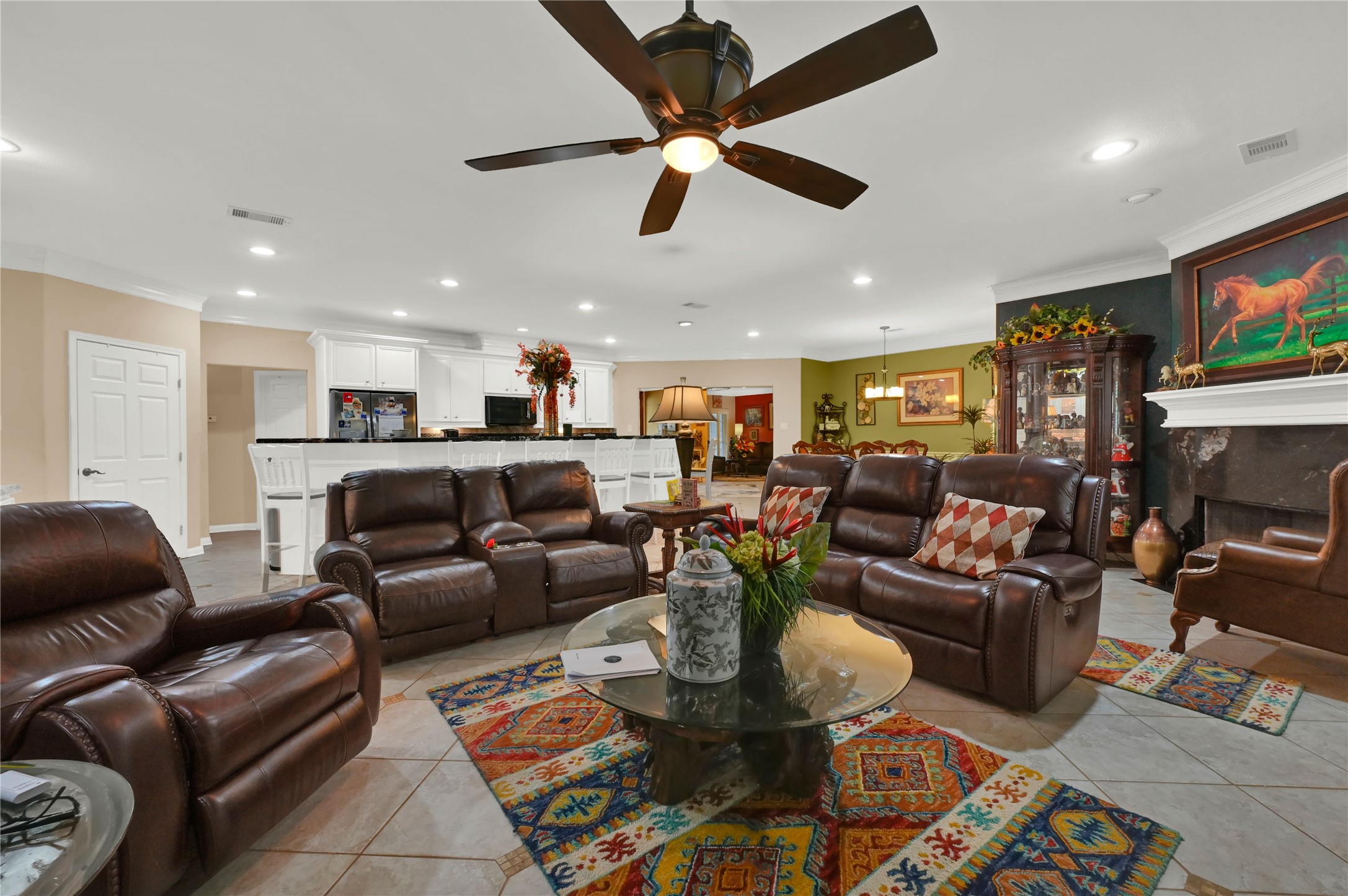 16423 County Road 528 Rosharon, TX 77583 - Photo 5 of 35 a living room with furniture kitchen view and a flat screen tv