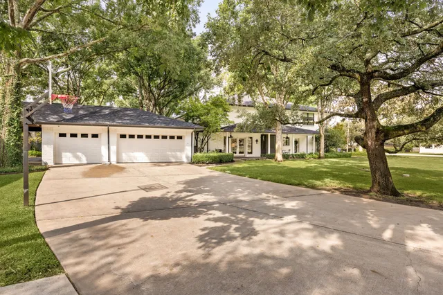 a view of house with yard