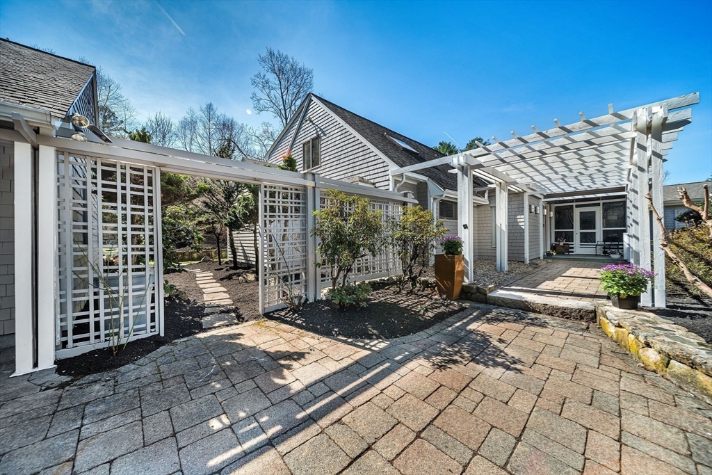 39 Kings Grant Road Weston, MA 02493 - Photo 3 of 42