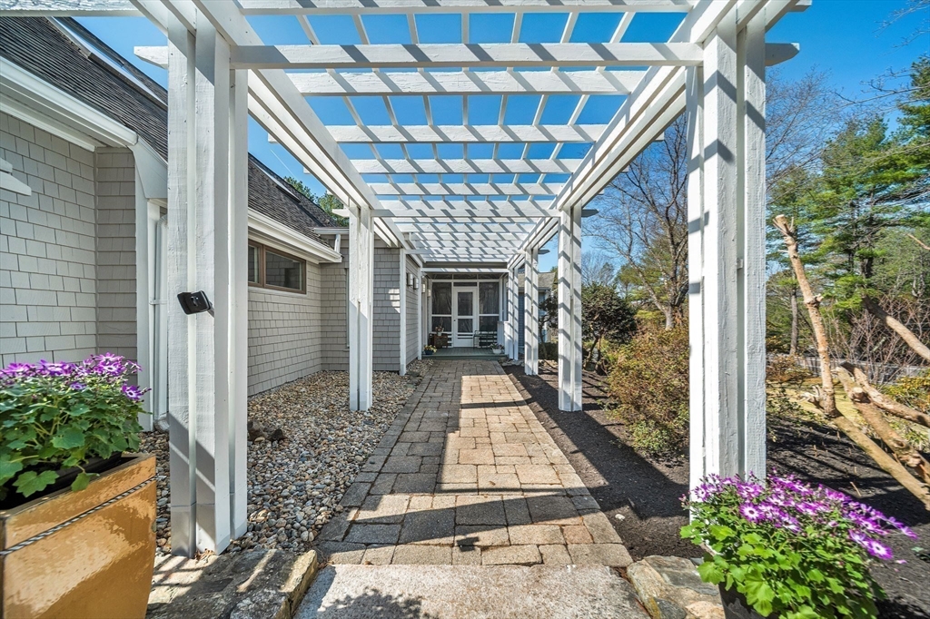 39 Kings Grant Road Weston, MA 02493 - Photo 4 of 42