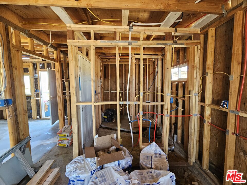 7797 Quartz Road Mojave, CA 93501 - Photo 22 of 49 a room with furniture