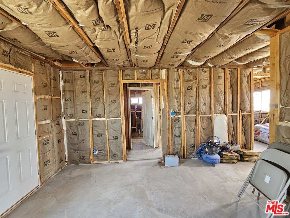 7797 Quartz Road Mojave, CA 93501 - Photo 36 of 49 a view of a room with gym equipment