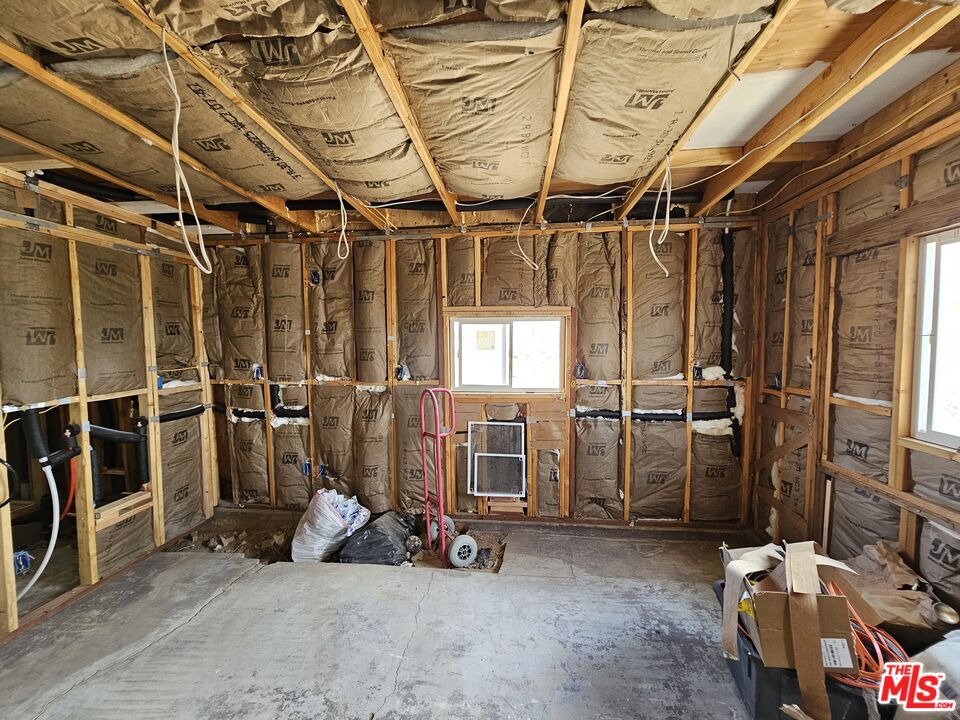 7797 Quartz Road Mojave, CA 93501 - Photo 38 of 49 a view of a room with gym equipment