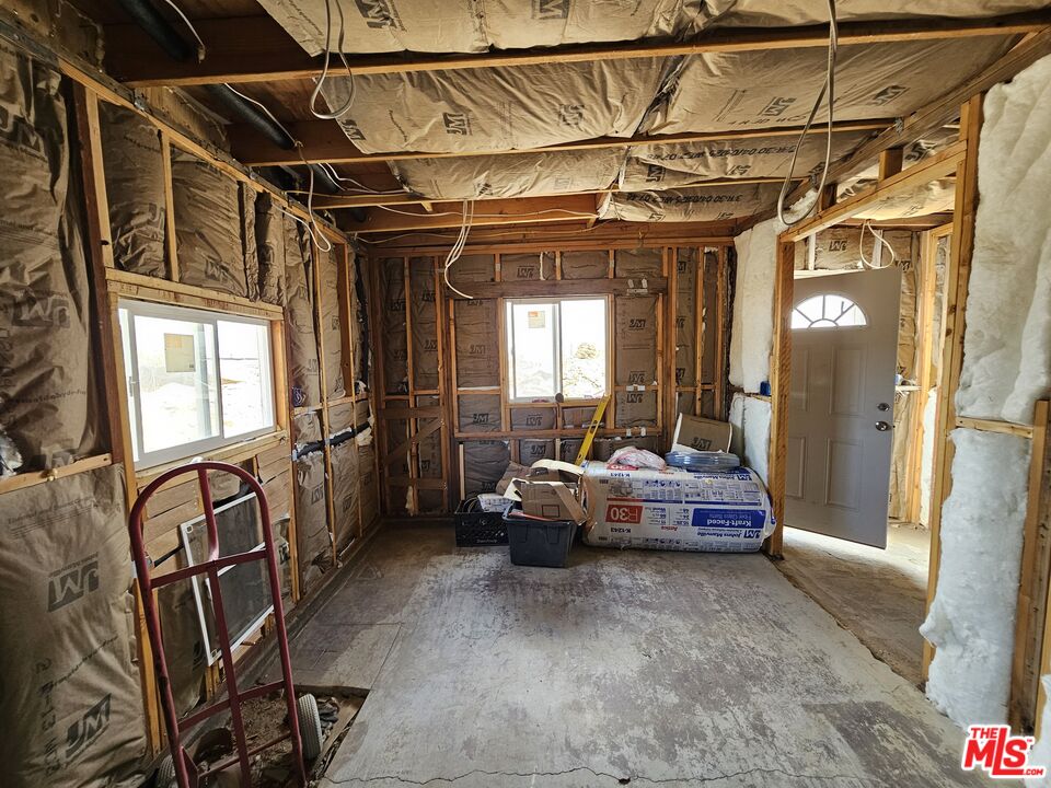 7797 Quartz Road Mojave, CA 93501 - Photo 40 of 49 a living room with furniture