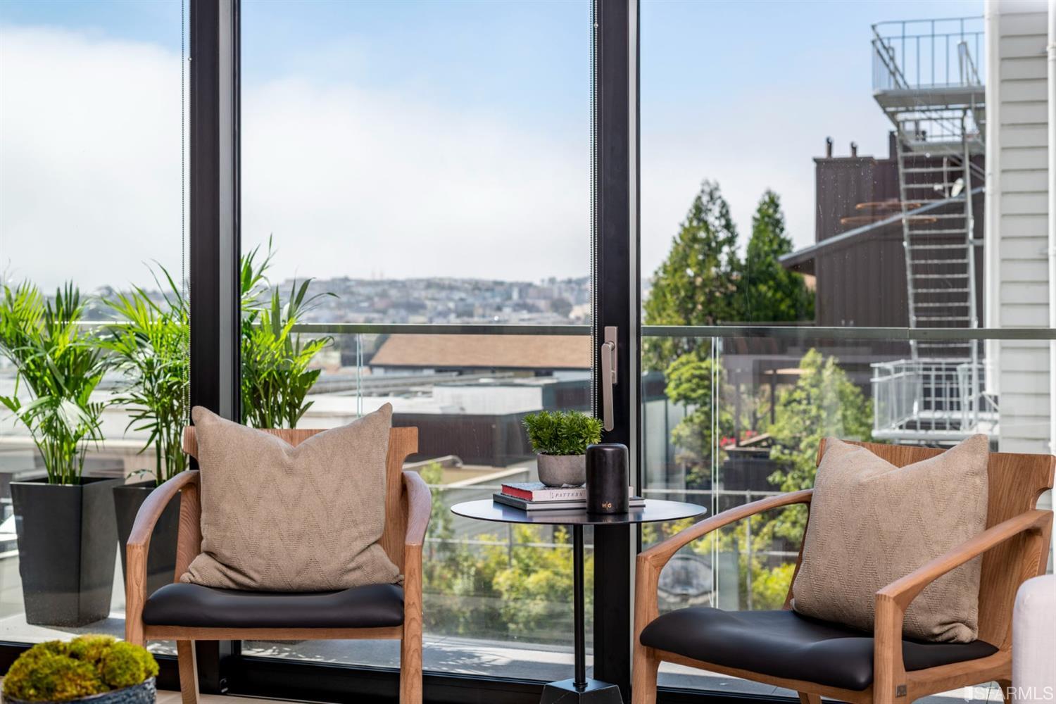 1805 Buchanan Street, Unit 3B San Francisco, CA 94115 - Photo 25 of 55 a outdoor living space with furniture