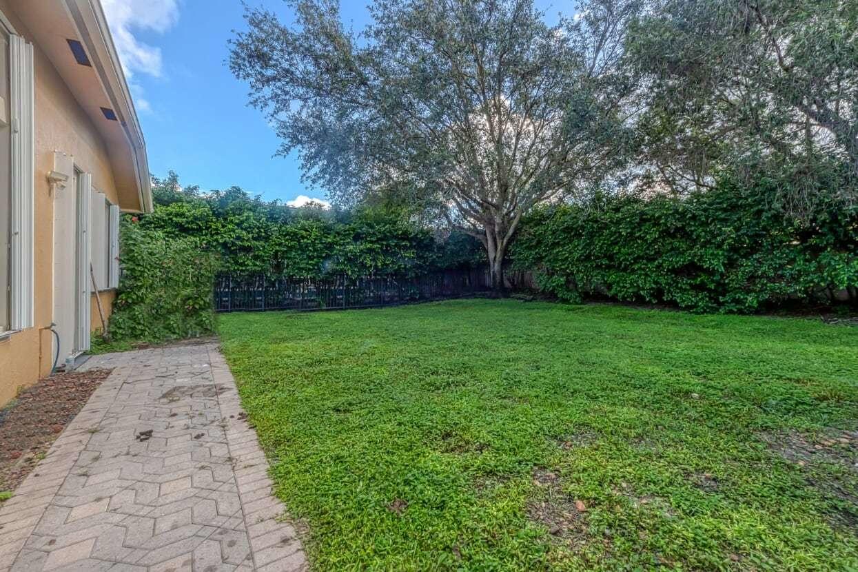 21702 Marigot Drive Boca Raton, FL 33428 - Photo 6 of 31 SIDE YARD