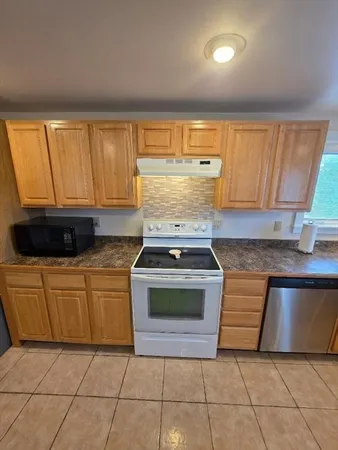 $2,500 | 1636 Drift Road, Unit M, Westport, MA 02790