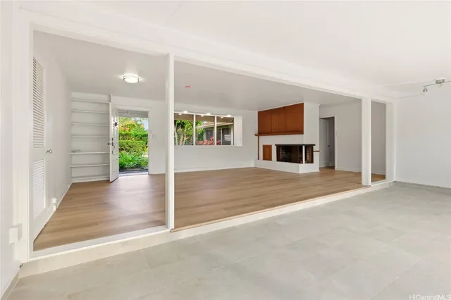a view of livingroom with furniture and ceiling fan