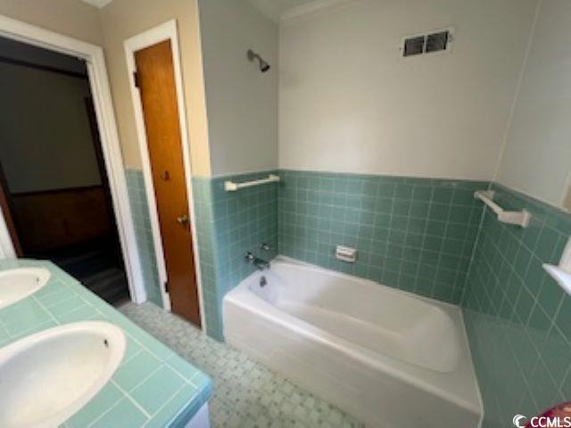 409 North Main Street Hemingway, SC 29554 - Photo 14 of 27 Bathroom featuring a bathing tub, vanity, and tile