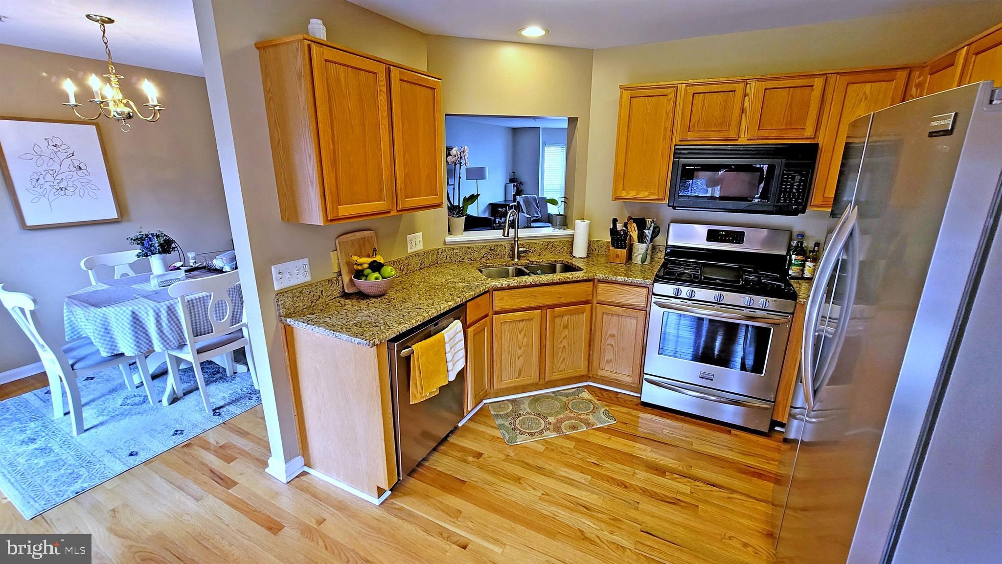732 Howards Loop Annapolis, MD 21401 - Photo 5 of 26 Large kitchen with table space
