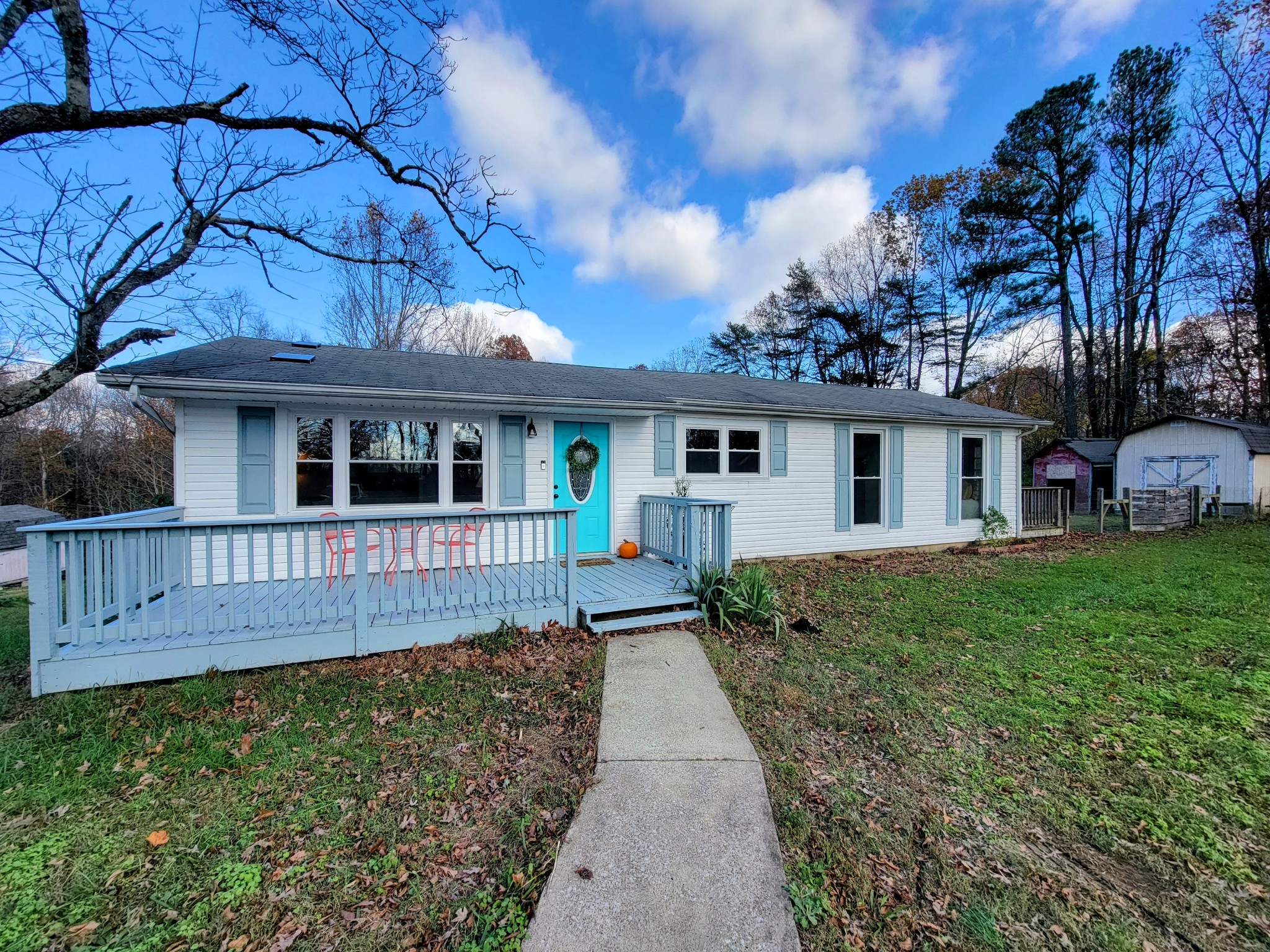 185 B Y Brown Road Charlotte, TN 37036 - Photo 4 of 52 front view of a house with a yard
