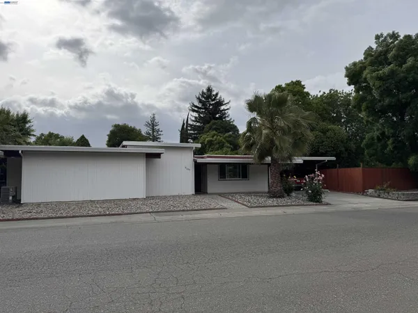 $727,000 | 3107 Corona Drive, Davis, CA 95616