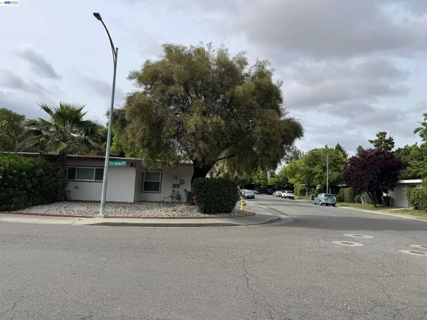 $727,000 | 3107 Corona Drive, Davis, CA 95616