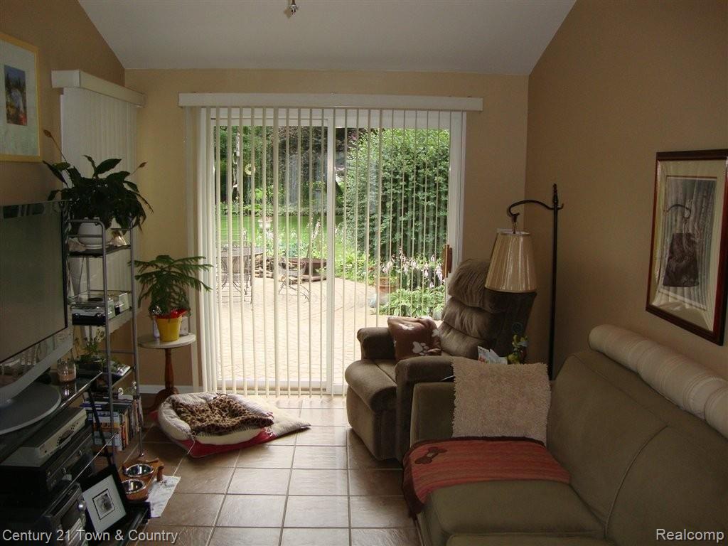 1918 Willowood Drive Rochester, MI 48307 - Photo 15 of 46 FAMILY ROOM