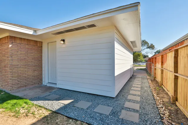 a view of a house with a backyard
