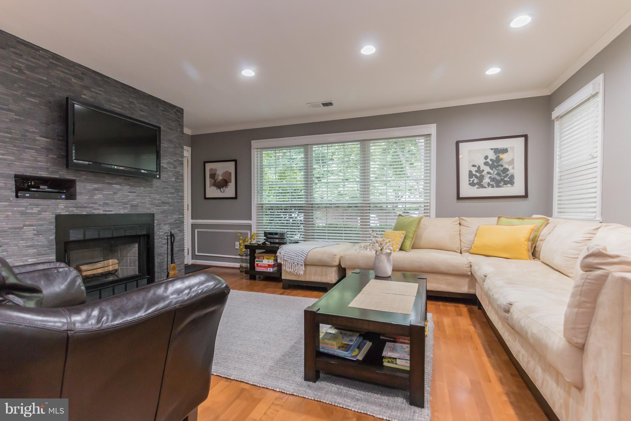 2224 Springwood Drive, Unit H Reston, VA 20191 - Photo 3 of 30 Living Room
