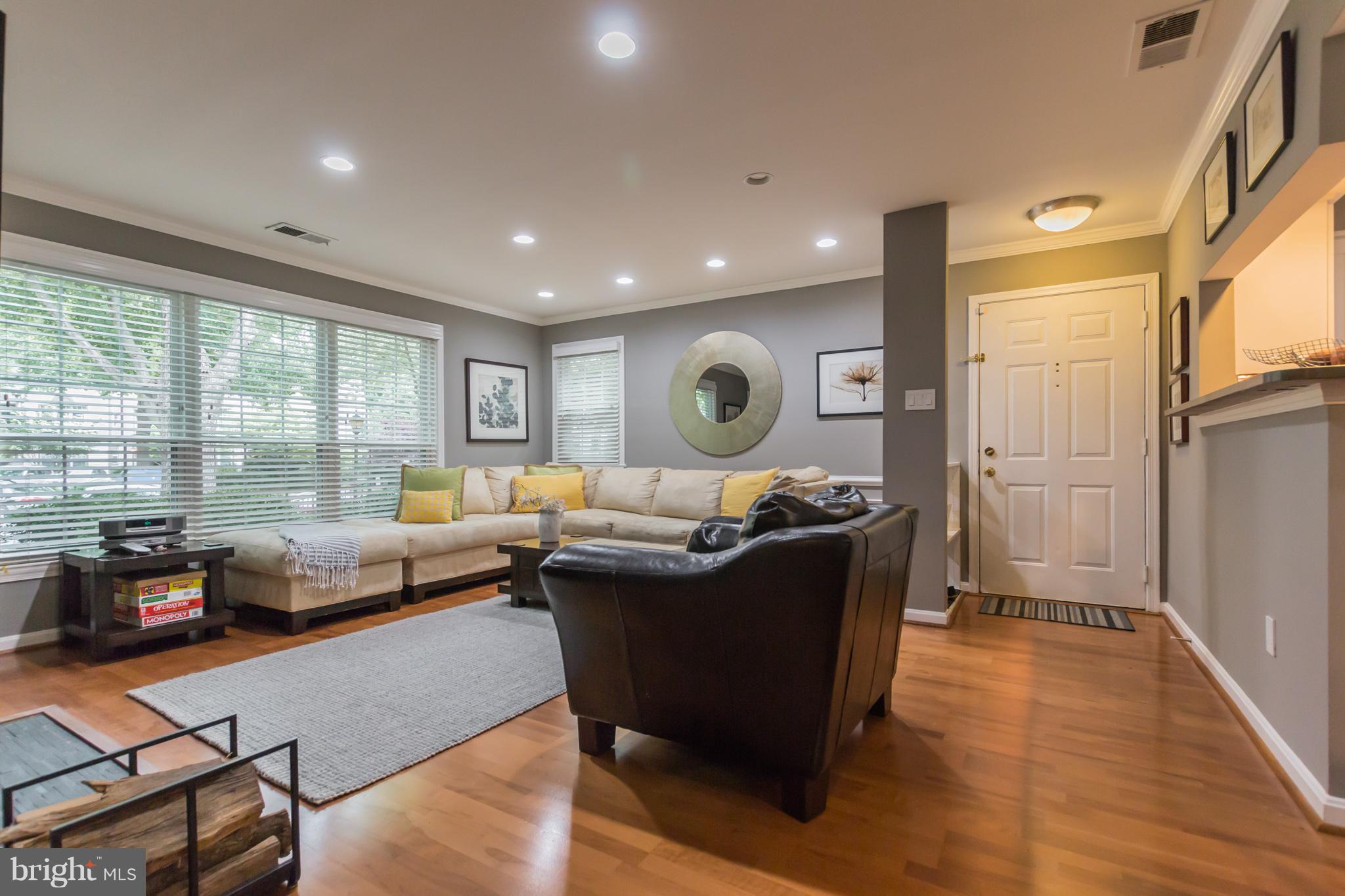 2224 Springwood Drive, Unit H Reston, VA 20191 - Photo 5 of 30 Living Room