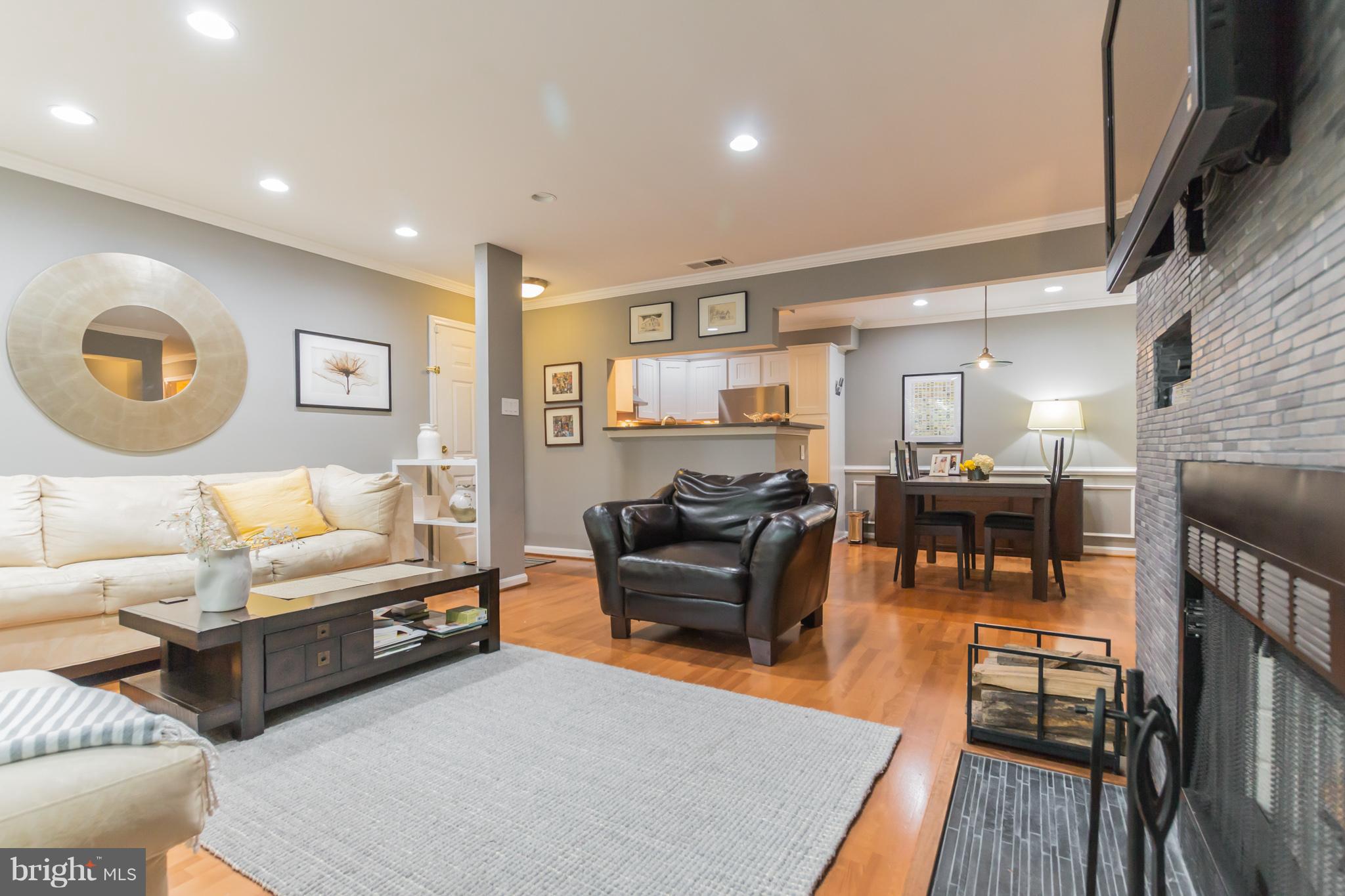 2224 Springwood Drive, Unit H Reston, VA 20191 - Photo 7 of 30 Living Room
