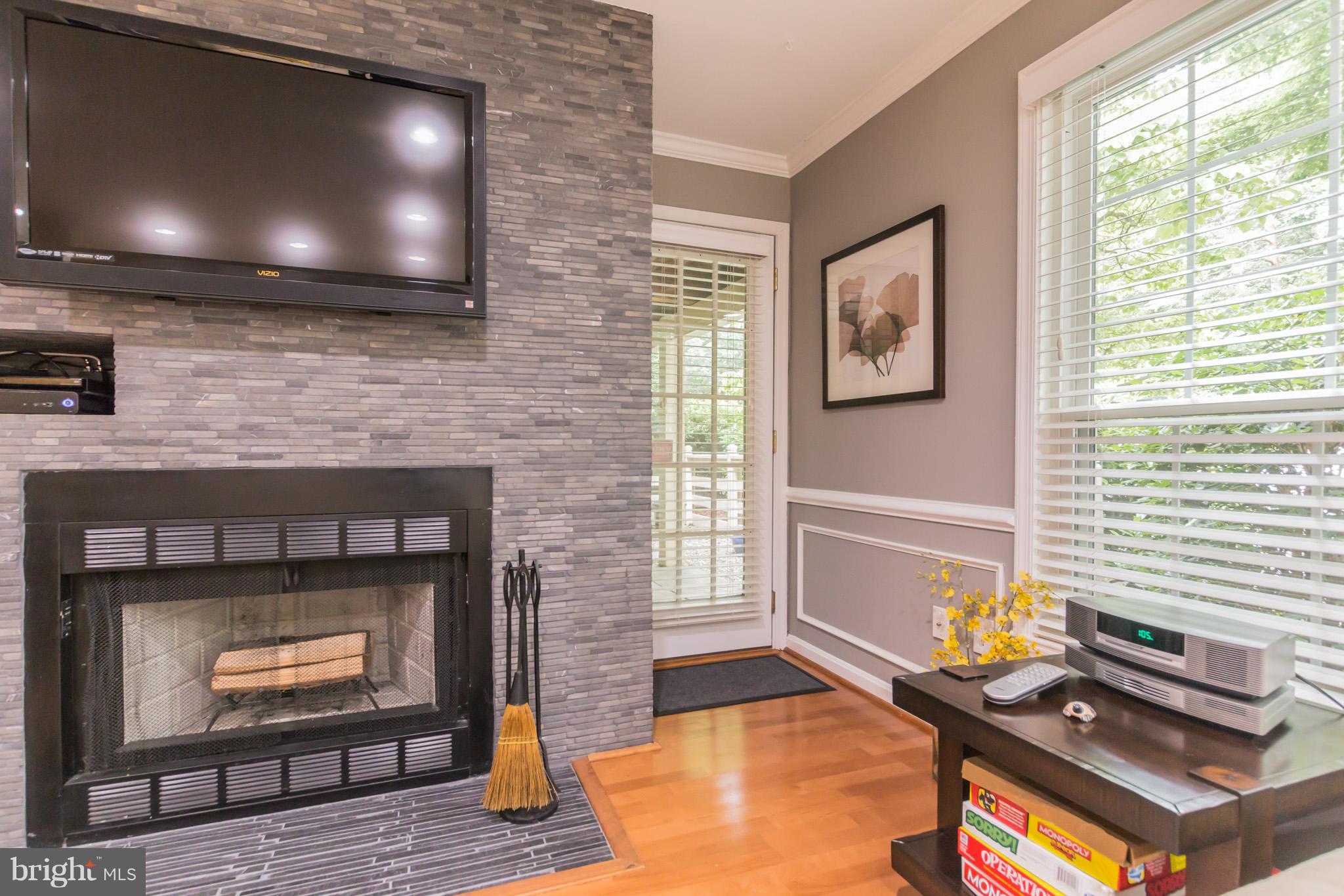 2224 Springwood Drive, Unit H Reston, VA 20191 - Photo 8 of 30 Living Room