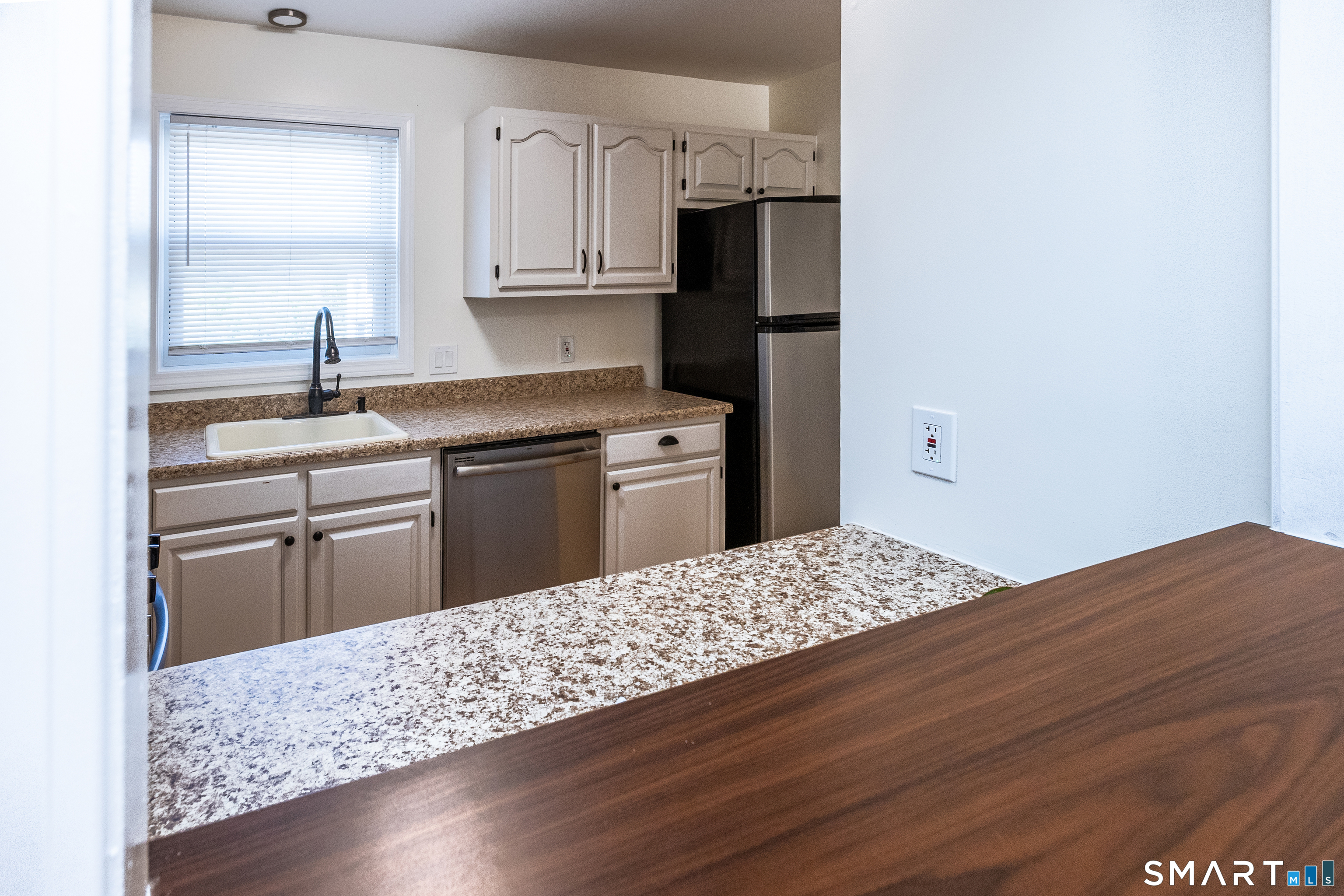 75 Commodore Cmns, Unit 75 Derby, CT 06418 - Photo 13 of 39