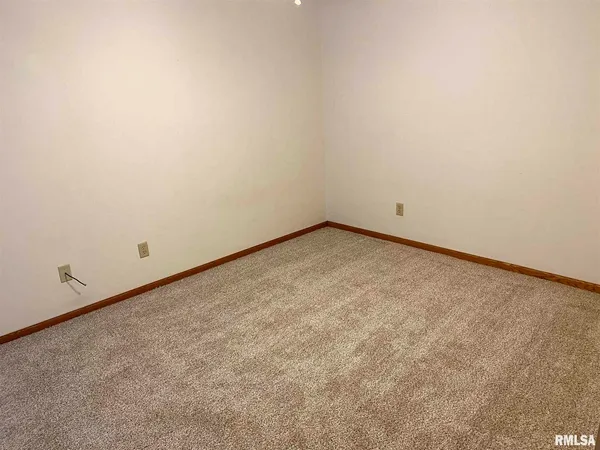 $1,200 | 3804 Creek Hill Drive, Bettendorf, IA 52722