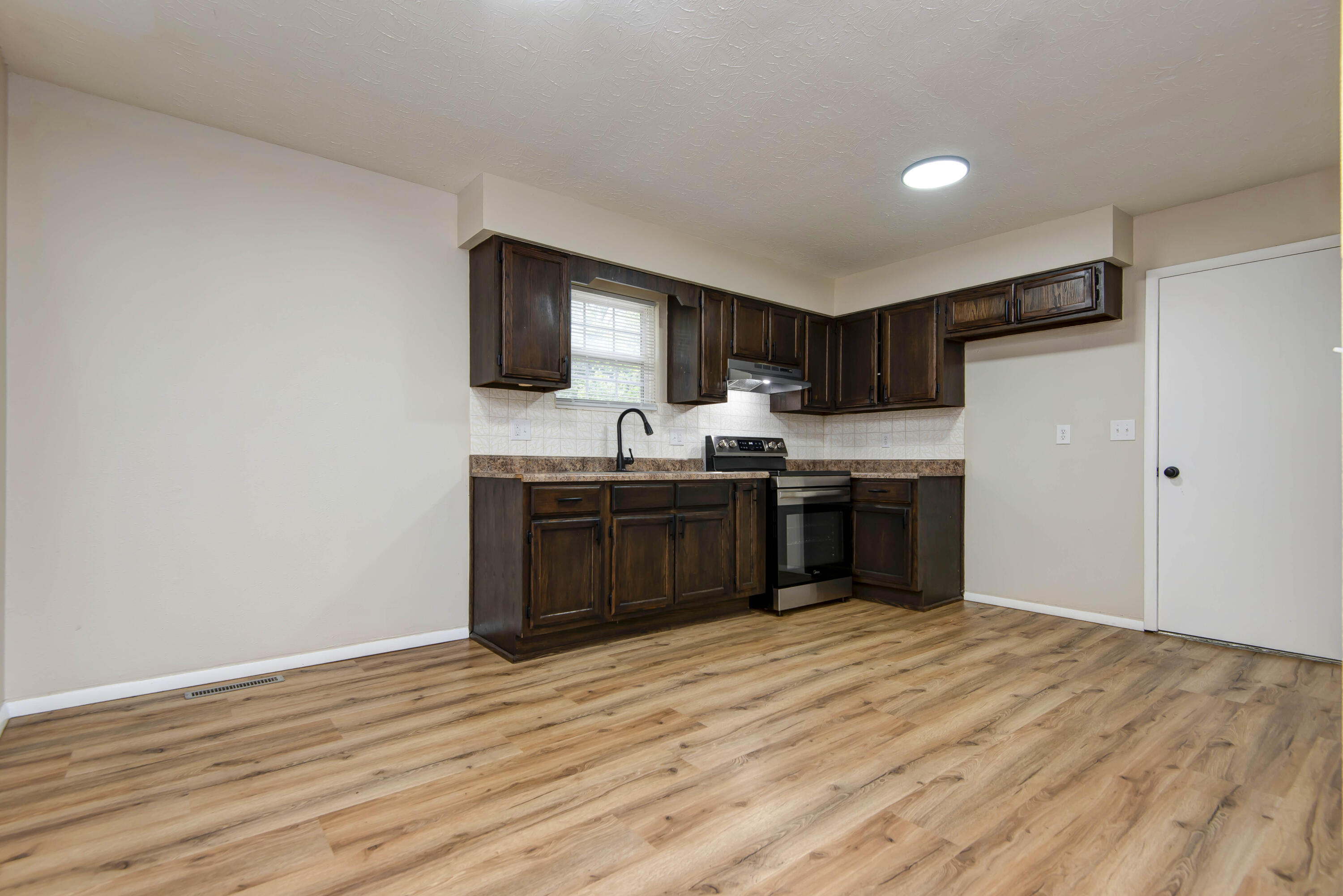 2727 West Nichols Street Springfield, MO 65802 - Photo 5 of 21 5