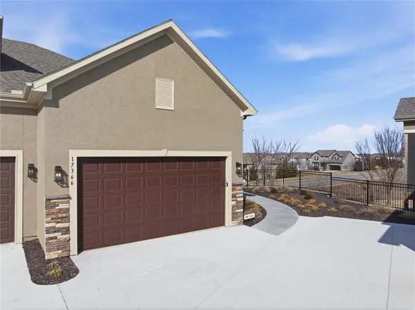 $512,000 | 17366 South Raintree Drive, Unit BLDG J 40, Olathe, KS 66062