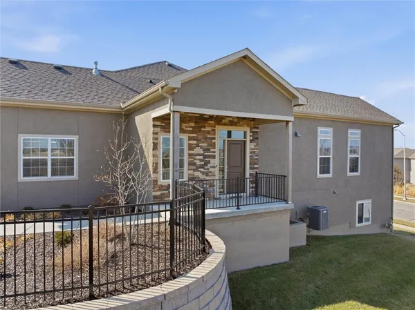 $512,000 | 17366 South Raintree Drive, Unit BLDG J 40, Olathe, KS 66062