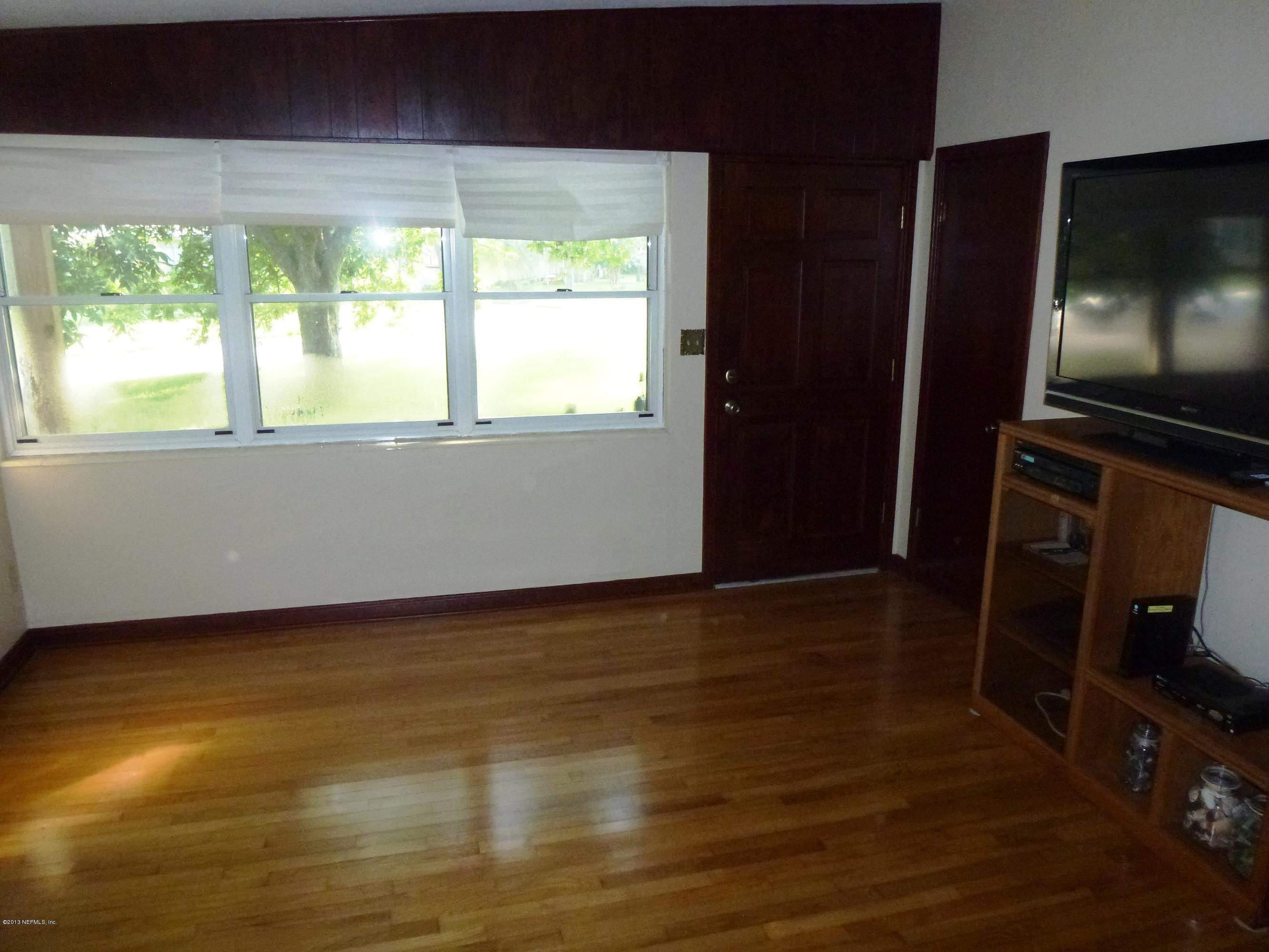 2464 Patsy Anne Drive Jacksonville, FL 32207 - Photo 4 of 11 Living Room