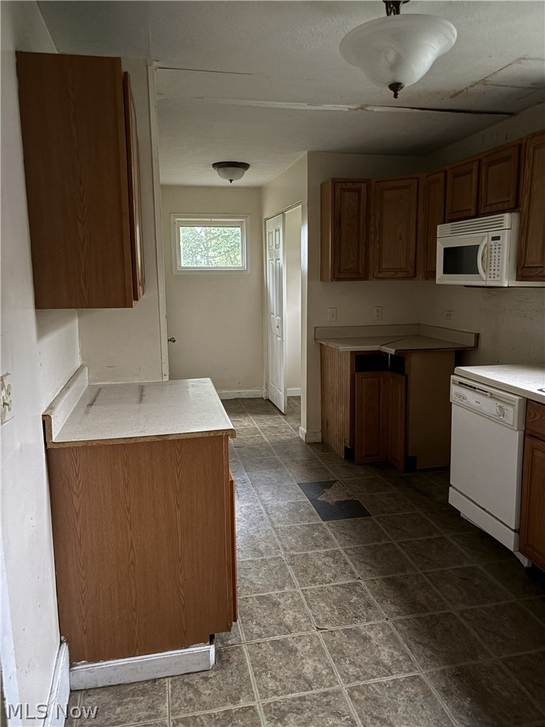 6241 West River Road South Elyria, OH 44035 - Photo 4 of 11 Kitchen