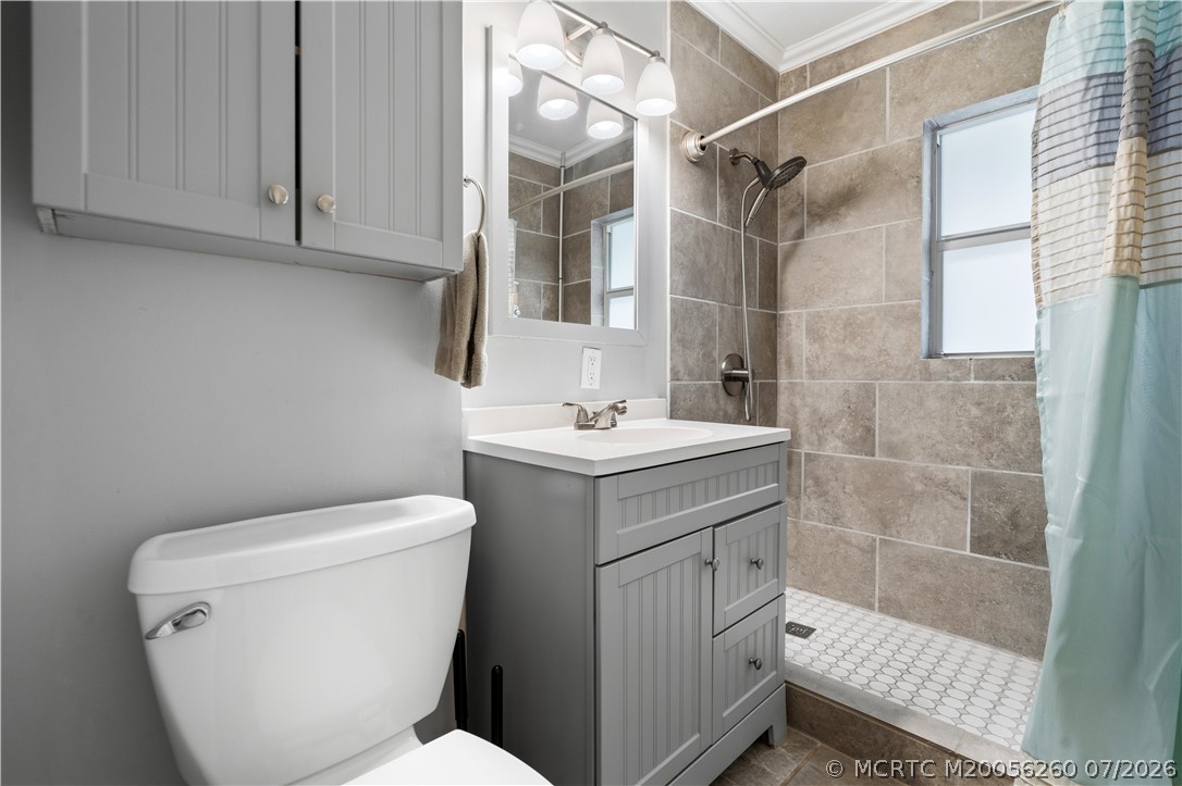 657 Southwest Cleveland Avenue Stuart, FL 34994 - Photo 12 of 34 Unit B Bath