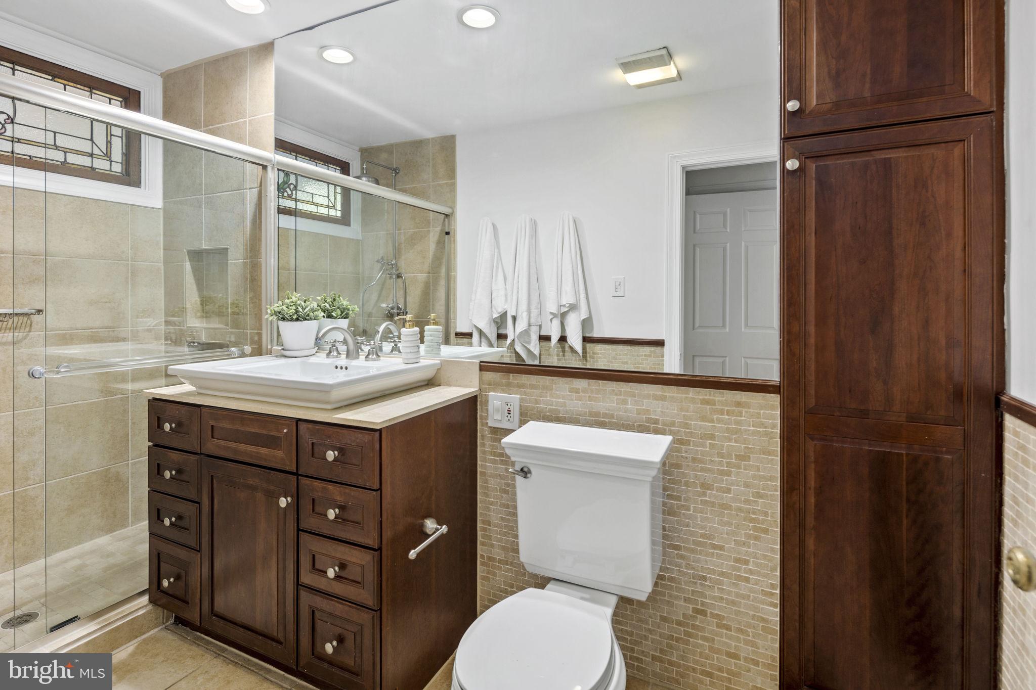 1820 Kalorama Road Northwest, Unit 1 Washington, DC 20009 - Photo 11 of 41 Large ensuite bathroom