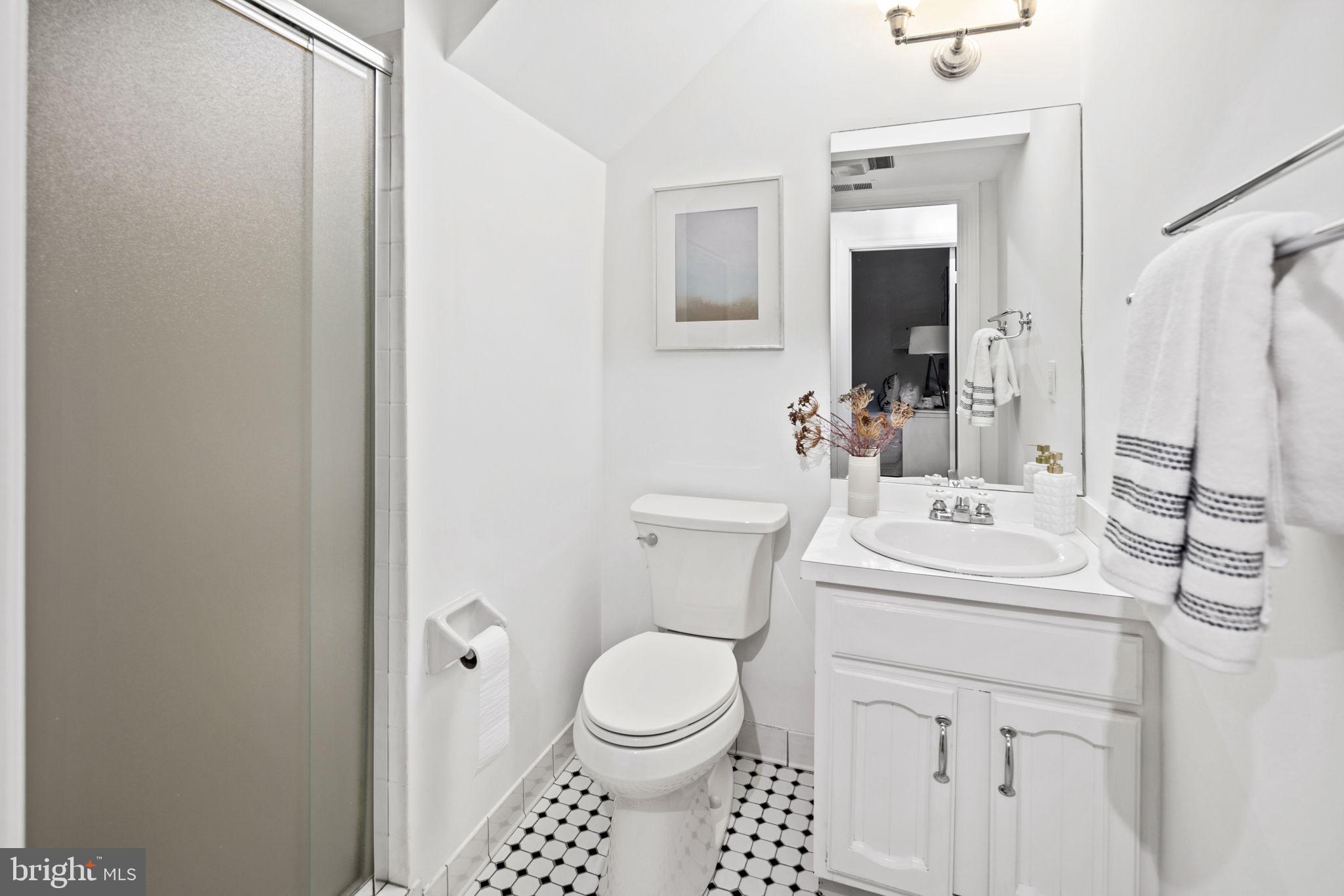 1820 Kalorama Road Northwest, Unit 1 Washington, DC 20009 - Photo 35 of 41 Second full bathroom