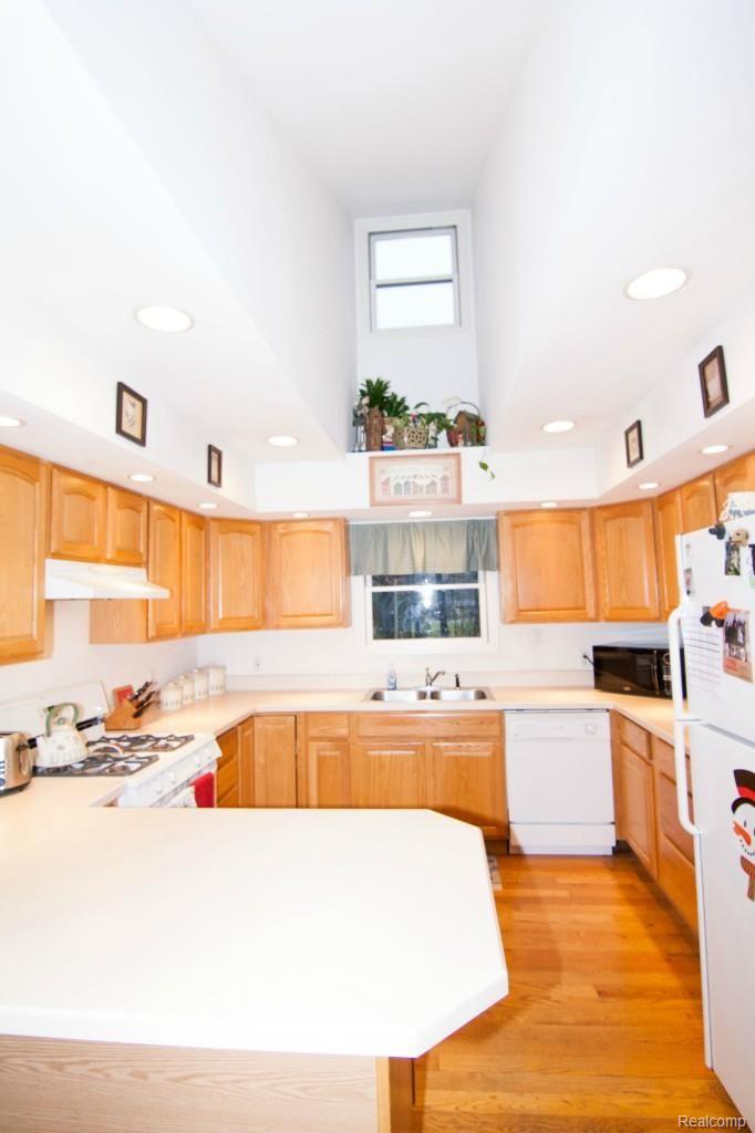 800 Jennings Road Whitmore Lake, MI 48189 - Photo 9 of 40 kitchen3.jpg
