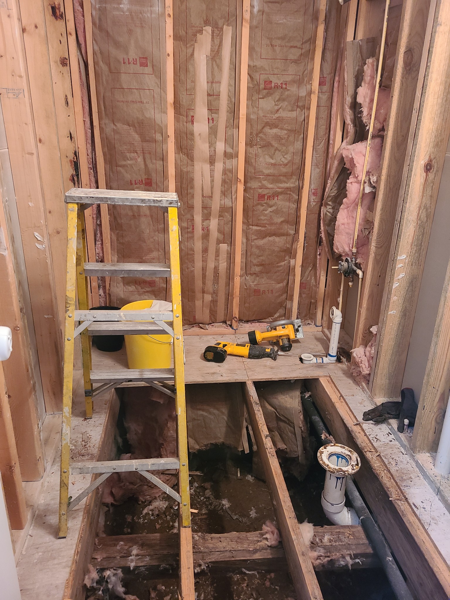 1800 Bee Spring Road Dellrose, TN 38453 - Photo 17 of 21 a bathroom with a bathtub and sink