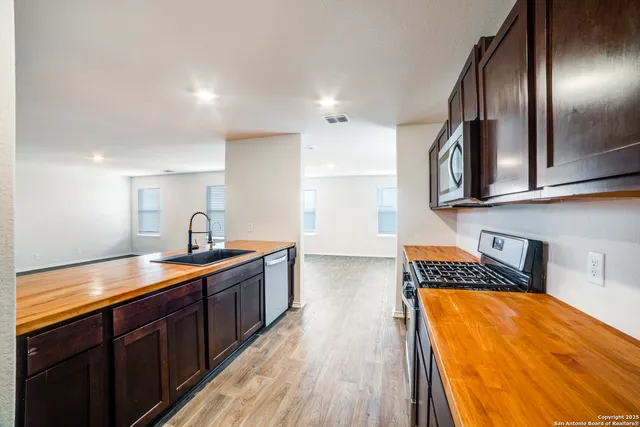 $2,000 | 10054 Bur Sedge, San Antonio, TX 78254