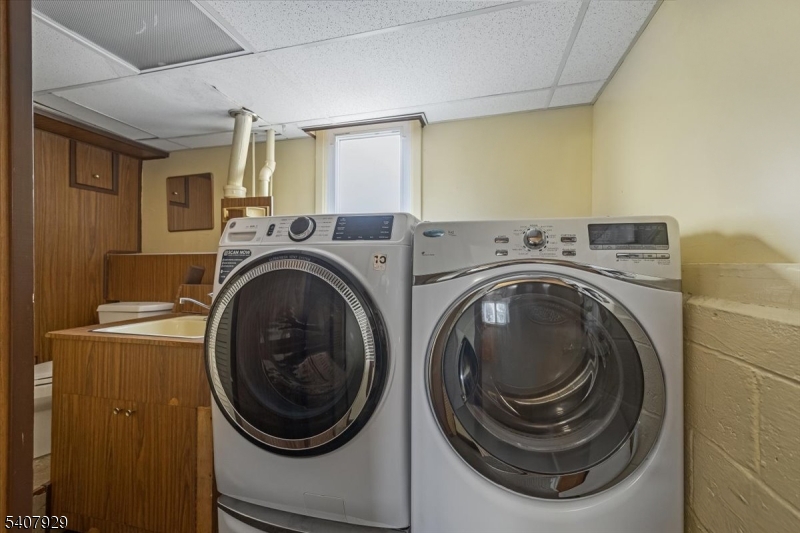 715 Bush Place Paramus, NJ 07652 - Photo 13 of 35